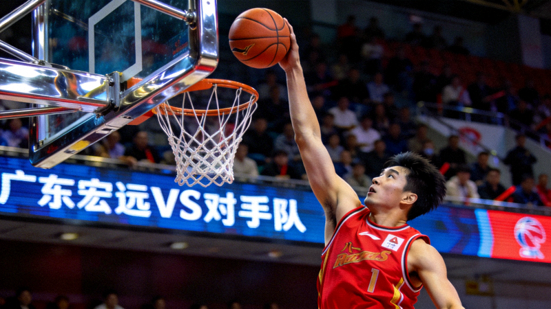 CBA篮球联赛直播 - 广东宏远队球员上篮精彩瞬间